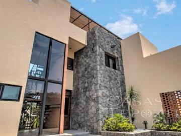 Residencia contemporánea con alberca y roof garden en Tepoztlán