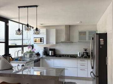 Residencia contemporánea con elegante diseño minimalista y jardín privado