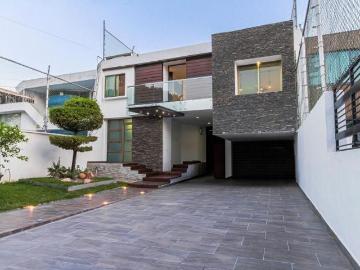 CASA MODERNA CON TERRAZA Y HASTA 6 ESTACIONAMIENTOS. Jardines Del Sol