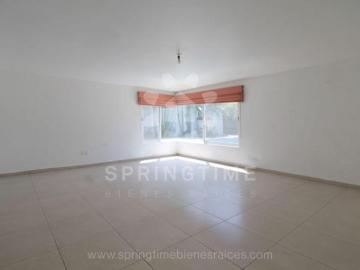 Residencia de dos niveles con alberca, jardín y 4 estacionamientos | Palmira, Cuernavaca