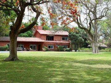 Residencia de Lujo con Jardín Espectacular, Alberca y Cancha de Tenis