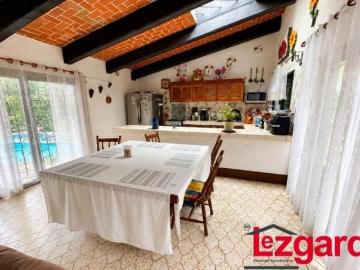 Residencia de un Nivel con Amplio Jardín y Alberca en Fraccionamiento José Ortiz