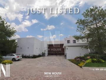 Residencia de una Planta en El Bosque Country Club con Alberca y Cine