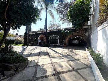 Residencia Exclusiva con 2,805 m² de Terreno y Espectacular Jardín en Gavilanes