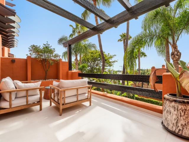 Residencia Exclusiva con Jardín Privado y Vistas Panorámicas