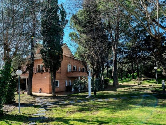 Residencia exclusiva con piscina, ascensor y 3.000 m2 de parcela en Villanueva del Pardillo