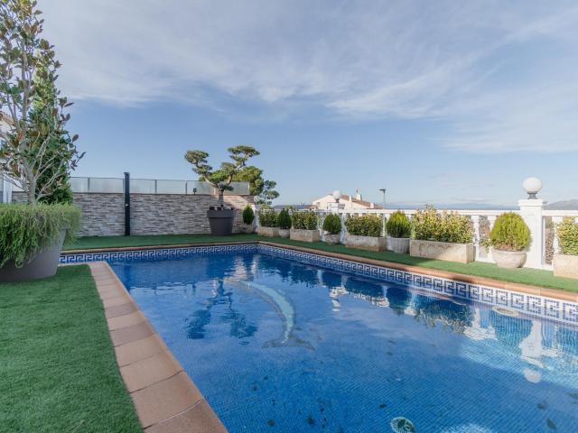 Residencia Exclusiva con Piscina Privada en Pals