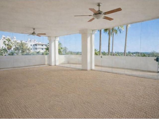 Residencia elevada en esquina con acceso directo a jardín y vistas abiertas al mar.”