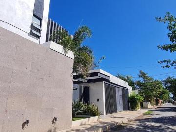 Residencia en ESQUINA de 4 Recamaras y alberca en Zona Norte, Mérida