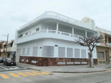 RESIDENCIA EN ESQUINA SIBRE BOULEVARD AVILA CAMACHO FRENTE AL CLUB DE YATES