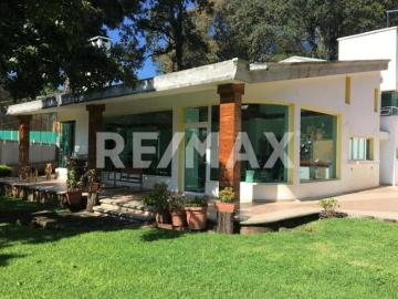 Residencia en Guayacahuala entrada a Cuernavaca por carretera Federal 4