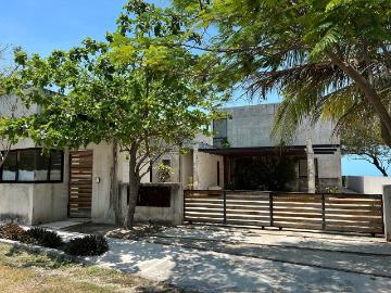Residencia en la playa con alberca amueblada