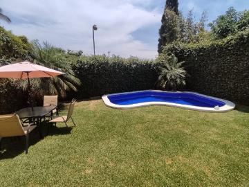 Residencia en Lomas de Cocoyoc: Doble Altura, Alberca Privada