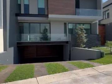 Residencia EN RENTA totalmente nueva en Puerta Las Lomas