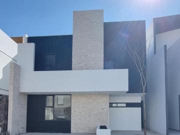residencia en venta con 244 m2 de terreno, amplio jardín, recámaras con vestidor