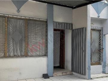 Residencia en Venta con Distribución Funcional en Jardines De La Cruz