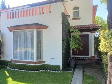 Residencia en venta estilo colonial mexicano en el fraccionamiento Los Encinos