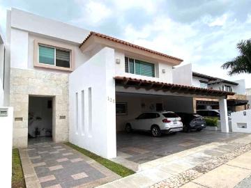 Residencia en venta Pedregal de San Carlos zona sur, 5 rec?maras, amplio Jard?n y terraza
