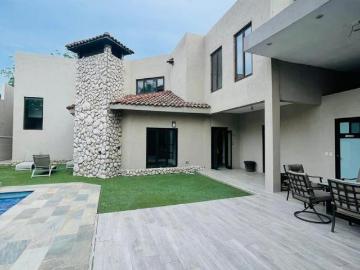 Residencia en Venta y/o Renta con Alberca Nogalar del Campestre