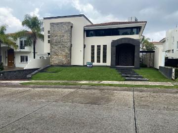 RESIDENCIA EN VENTA/RENTA PUERTA HIERRO