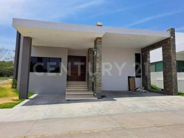 Residencia en 1ra etapa, de una Planta con vista a Campo de Golf en Altozano