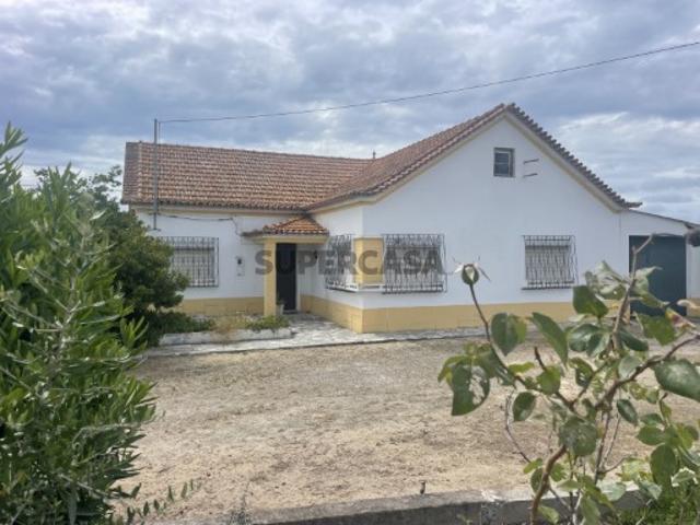 Residência familiar com toque rústico em Isaías, Grândola