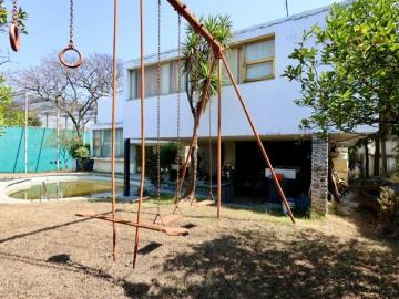 Residencia icónica para remodelar con gran terreno en Pedregal