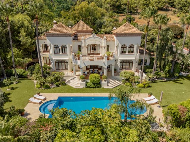 Residencia privada en la ladera con vistas al Mediterráneo y las montañas de Sierra Blanca Marbella Golden Mile