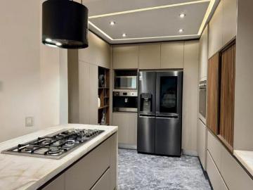 Residencia remodelada estilo contemporáneo y acabados de lujo