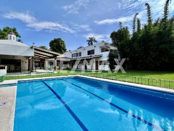 Residencia sola en Delicias estilo Cuernavaca tipo hacienda con vista panorámica. Clave 5748