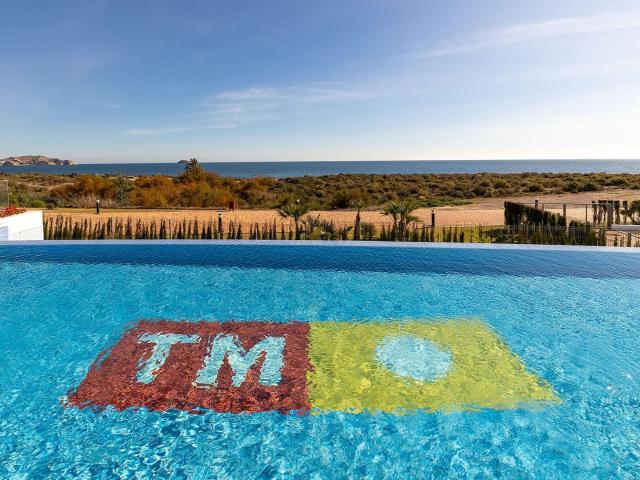 RESIDENCIAL EN PRIMERA LÍNEA EN MAR DE PULPÍ ALMERÍA