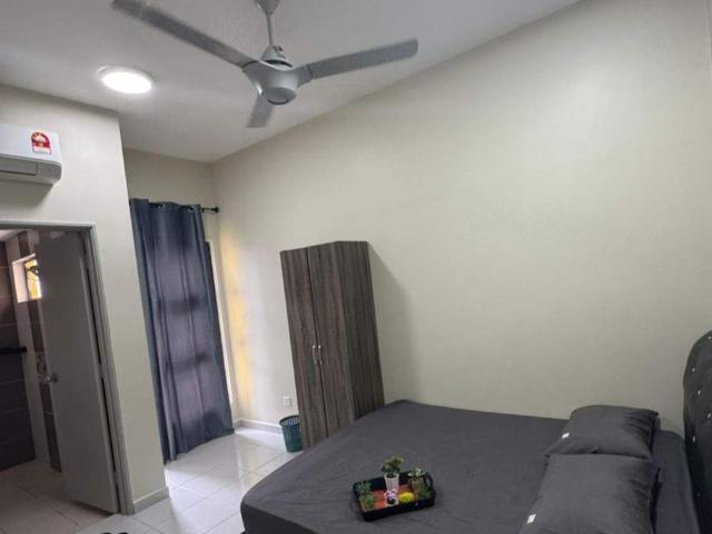 RESIDENSI EMAS master room with private bathroom