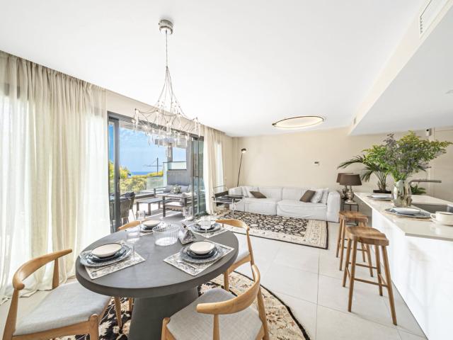 Residente Contemporáneo Bright con Vistas al Mar en Las Mesa. 122m² Estepona