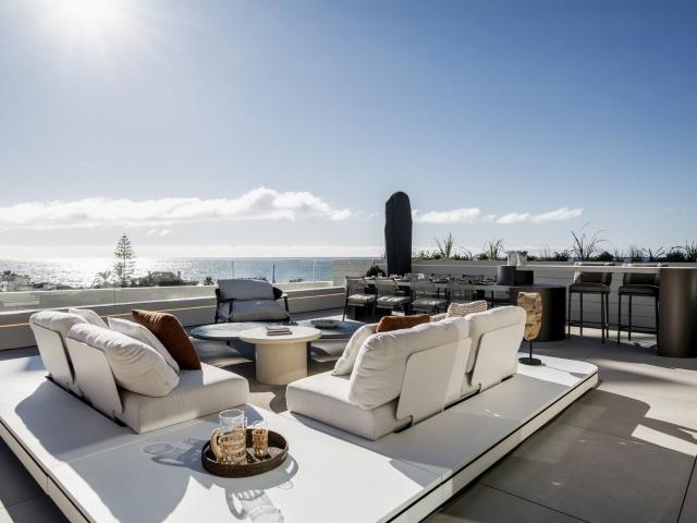 Residente Frente a la Playa Semiadosada con Espacio Exterior. 484m² Marbella