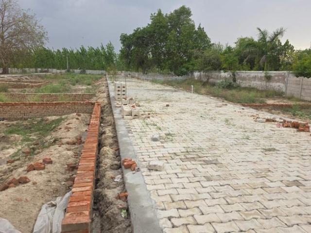 Residential Plot in Chhatikara for resale Vrindavan. The reference number is 20184656