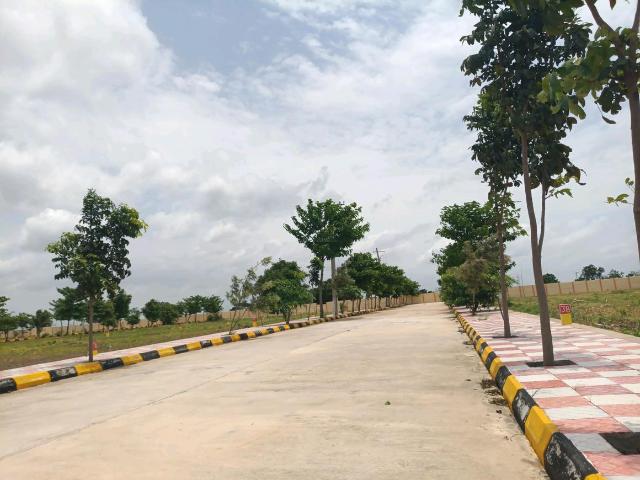 Residential Plot in Isnapur for resale Sangareddy. The reference number is 20724938