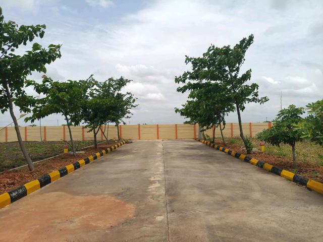 Residential Plot in Isnapur for resale Sangareddy. The reference number is 20734886
