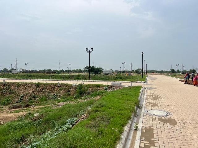Residential Plot in Sector 71 for resale Golf Course Extension Road. The reference number is 17817712