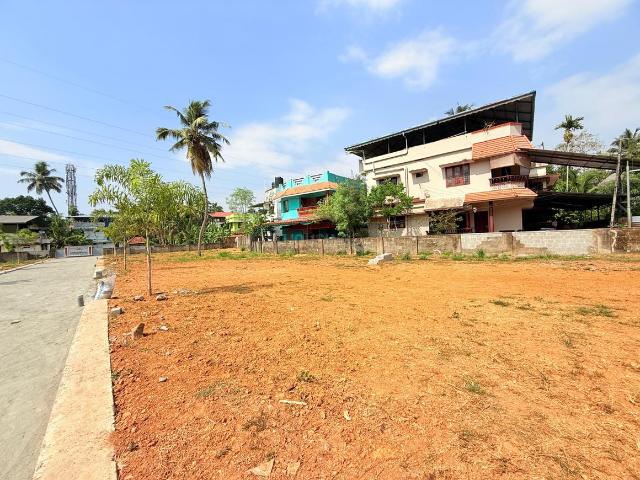 Residential Plot in Vyttila for resale Kochi. The reference number is 20462451