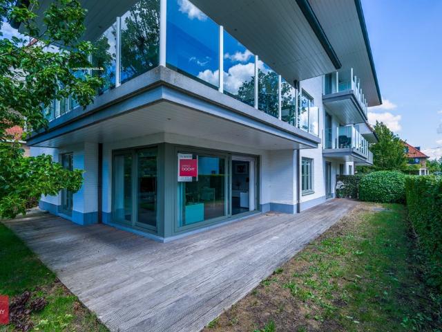 Residentieel en rustig gelegen gelijkvloers appartement of praktijk met private tuin en zonneterras