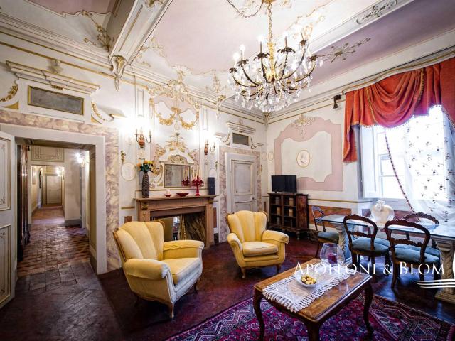 Residenza affrescata con chiesetta privata, in centro Cort. 200m² Cortona
