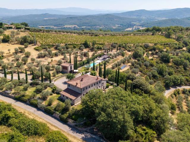 Residenza storica con vigneto a Bucine, Arezzo 493m² Bucine