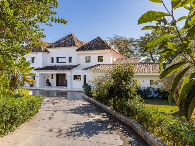 Retiro de lujo sereno: estudio de pilates, granja de animales, gimnasio privado en Marbella