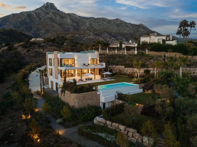 Retiro Mediterráneo de Nueva Construcción en Marbella Hill C. 1292m² Marbella