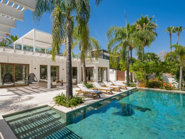 Retiro Tropical Privado en el Corazón de Las Brisas Nueva Andalucía