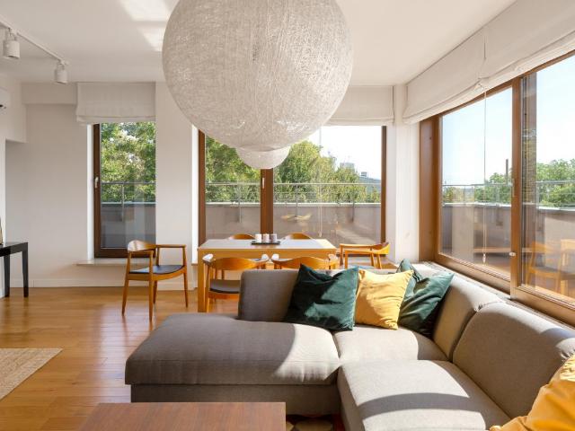 RETOUR Lumineux T4 En Etage avec TERRASSE + PARKINGS + CAVE