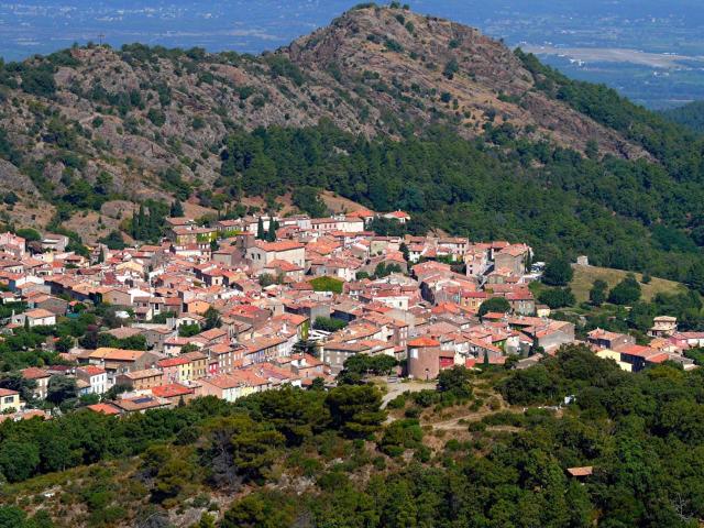 Retour Sur Le Marche.La Garde Freinet. Batiment Dans Le Vill. m² La Garde Freinet