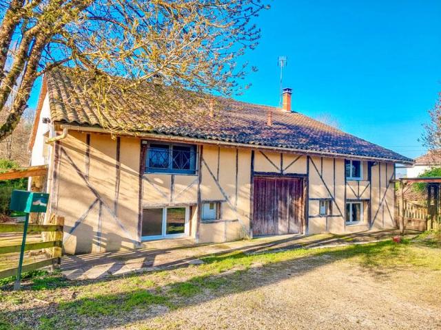 Retraite en Pierre au Bord de la Rivière avec Lac Privé et 3. 200m² Eymet