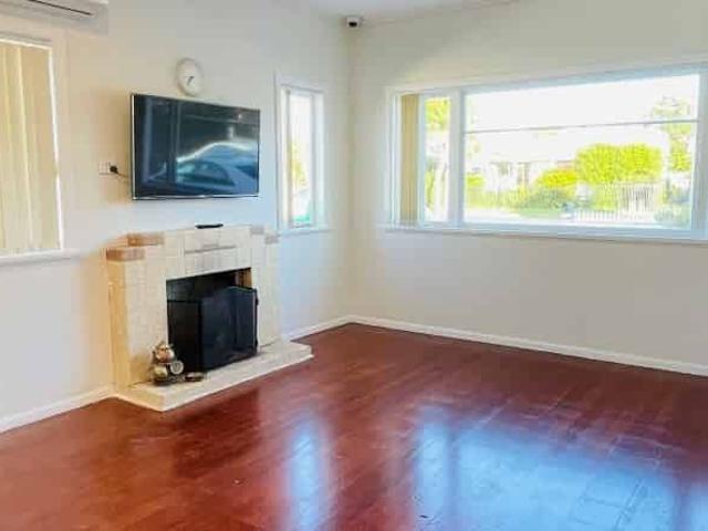 Reurbished 3 bedroom house with study for immediate renting