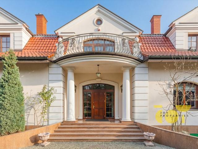 Rezydencja 558 m² w Warszawie styl dworkowy i gościnny dom